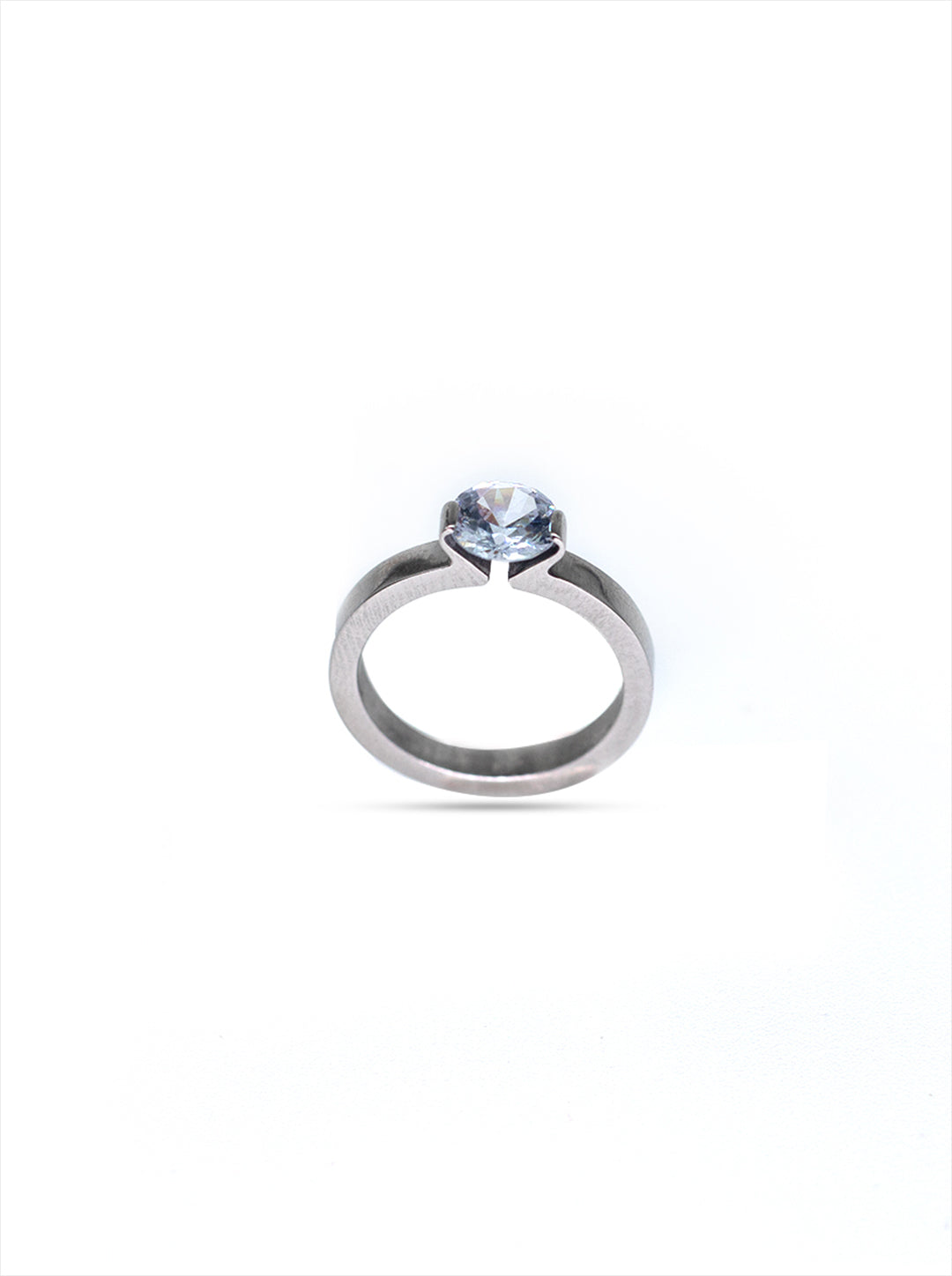 Ornaio Elegant Solitaire Silver Ring with Round Cut Gemstone