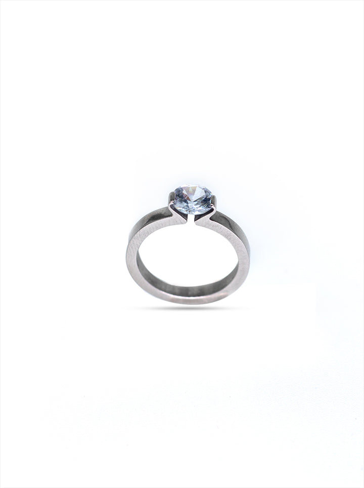 Ornaio Elegant Solitaire Silver Ring with Round Cut Gemstone